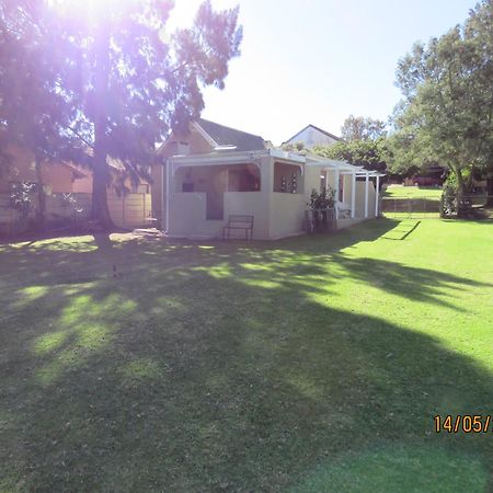 Town And Country Apartment Caledon Bagian luar foto